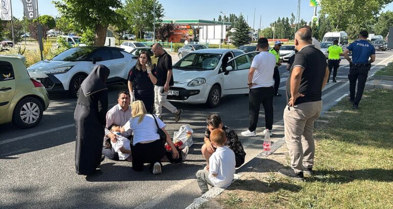 otomobilin-carptigi-iki-kardes-yaralandi-K6XVUMl7.jpg