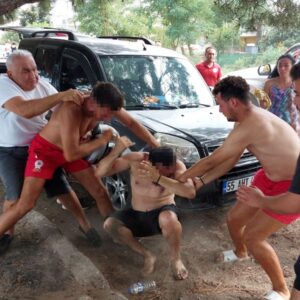 cankurtaran ile vatandas arasinda isime karisma kavgasi yumruklar havada ucustu gPym42Qq