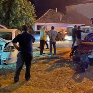 turkelide otomobil kazasi 8 yarali QMAbVbZt