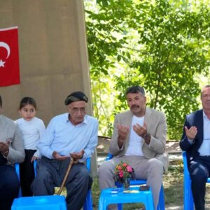 vali celik semdinlide sehit ailelerini ziyaret etti 8bmaqjMU