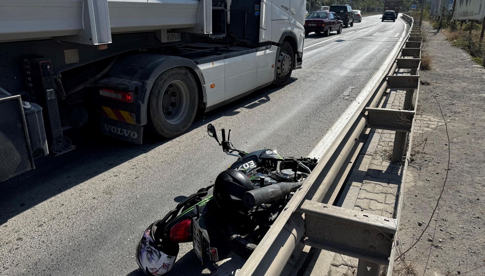 otomobil surucusu motosiklete carpip kacti 9HNT1nYj