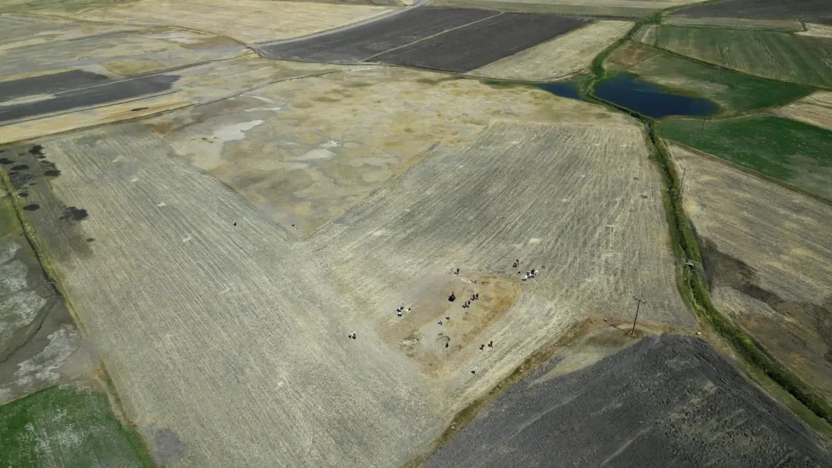 tarlada bulunan cati kiremidi yillar sonra uluslararasi arkeolojik kesfin kapisini araladi LCLpqG8D