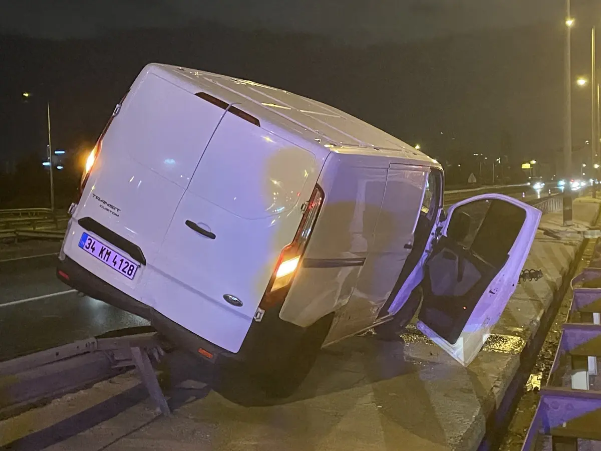 tem otoyolunda kaza surucu yaralandi 9DPLbIF5