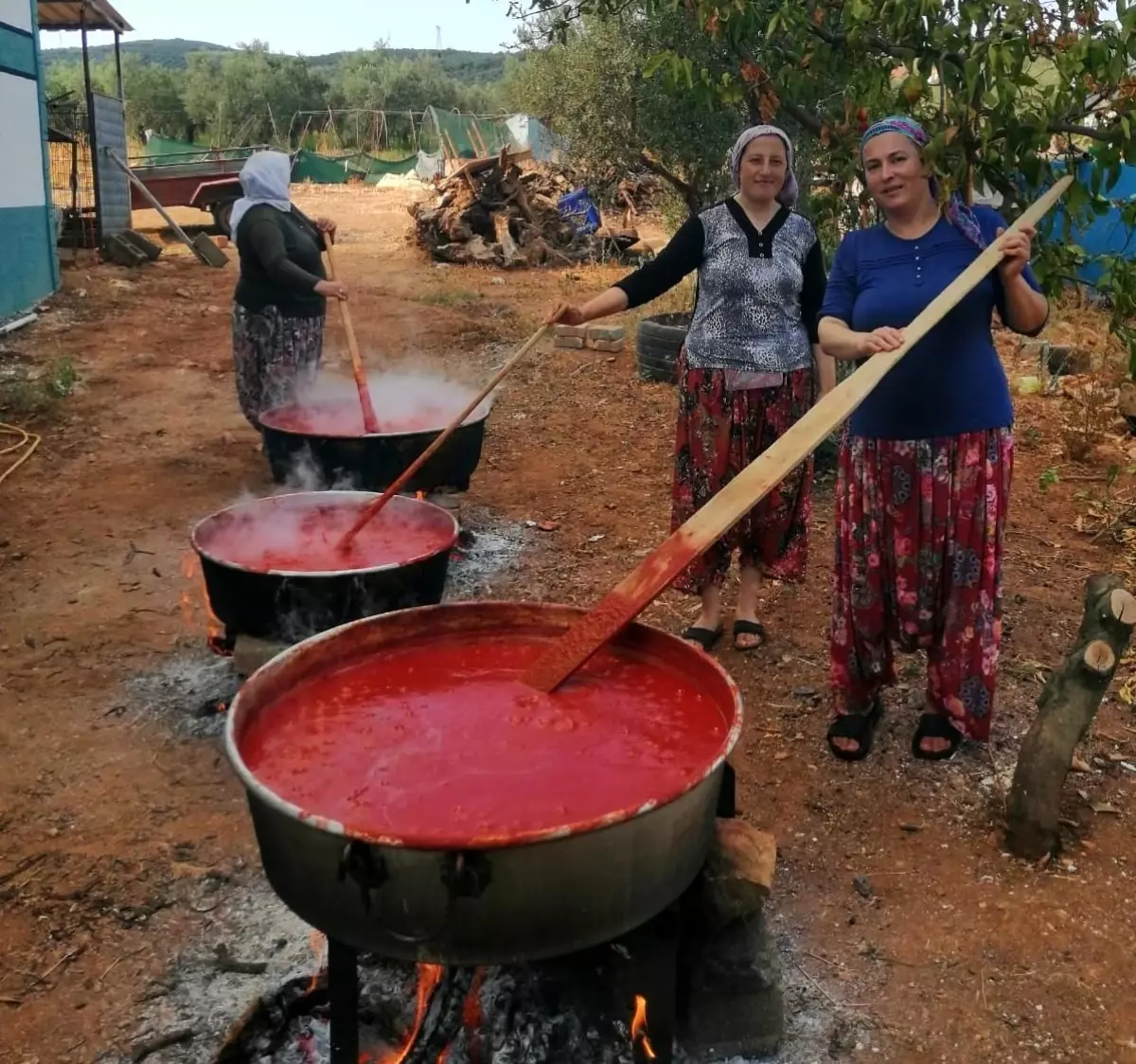 uzumlu women make winter tomato paste 4REtmETR
