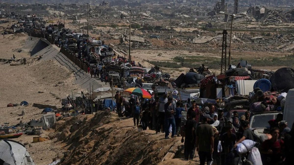 yuz binlerce gazzeli surgunde bazilari yuruyerek bazilari bisikletle evlerini terk etti HabC7siD