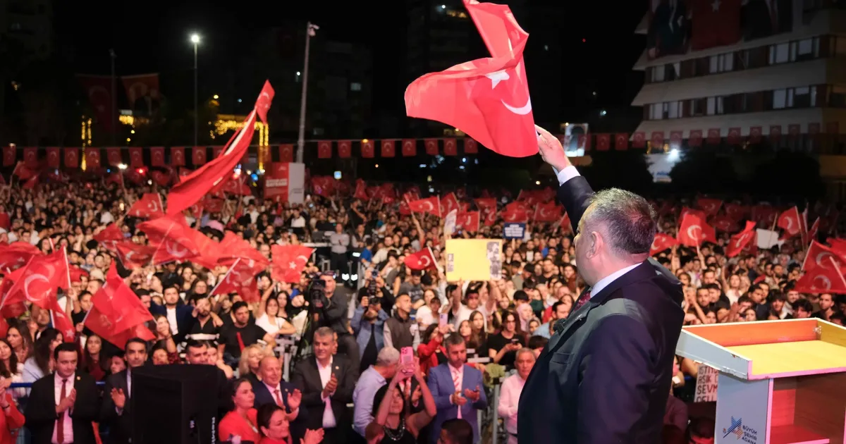 adanada on binlerce vatandas cumhuriyetin 102 yildonumunu kutladi B2CTW6NK.webp