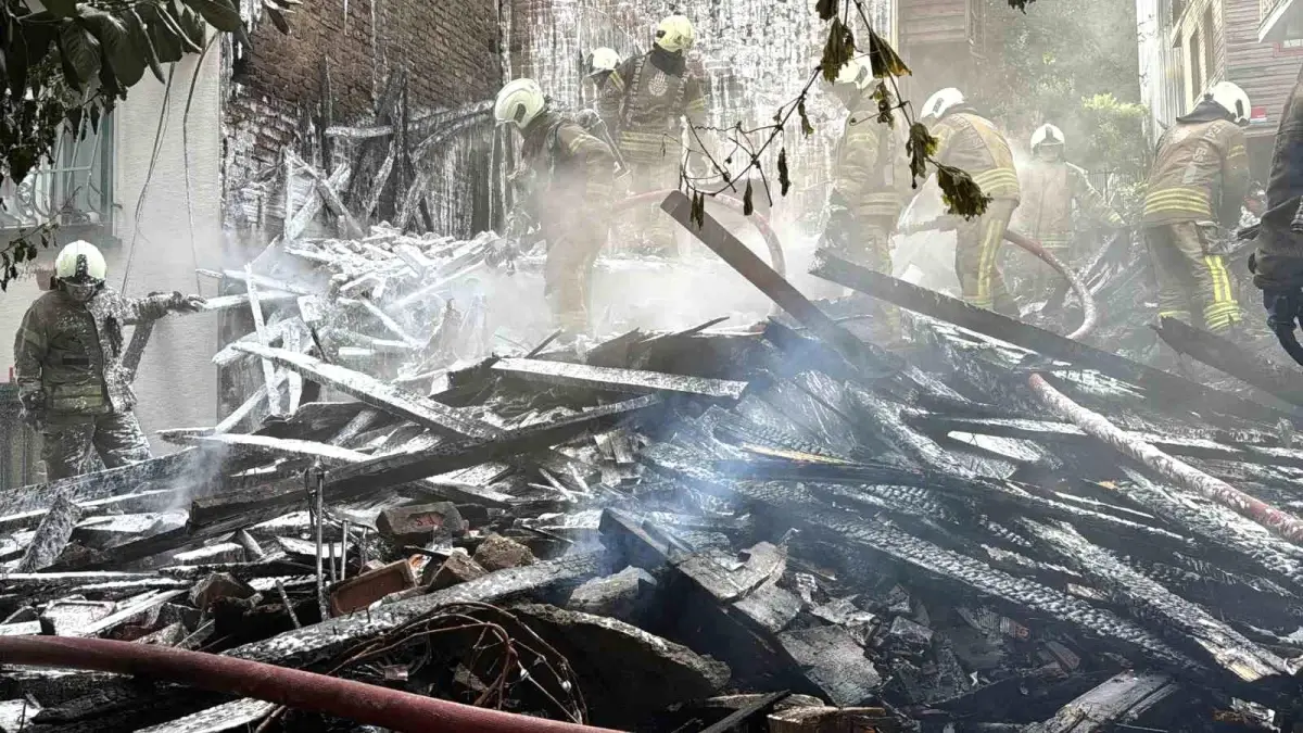 besiktasta ahsap bina yangini ve cokmus enkaz VSuARlBb