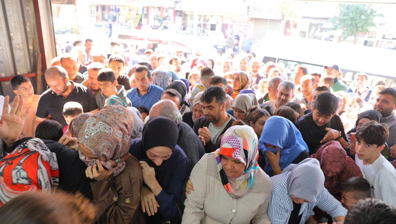 giyim magazasinda indirim izdihama neden oldu kG9gs4tX