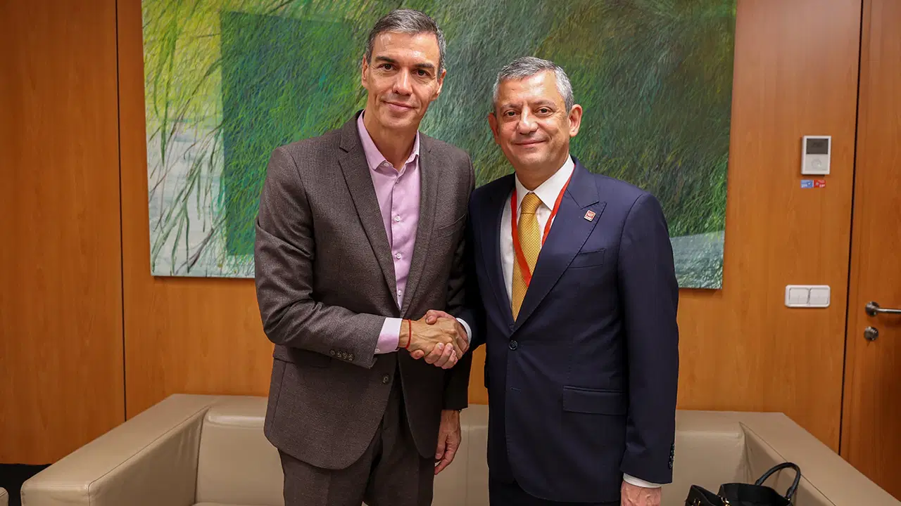 ozgur ozel ispanya basbakani pedro sanchez ile bir araya geldi RS6UjqsS