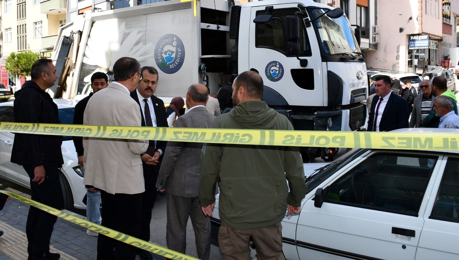 yasli adam cop kamyonunun altinda kaldi xVnl6lxa.jpg