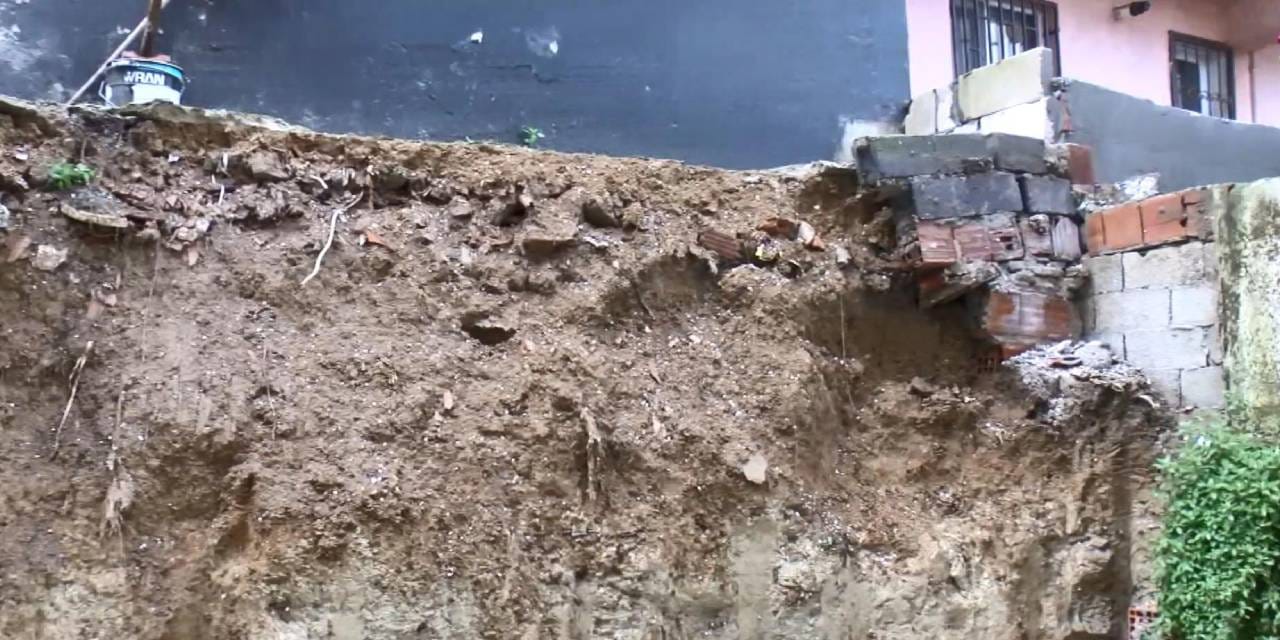 istinat duvari 4 katli binanin uzerine devrildi 2 bina tahliye edildi RfbPjwm4.jpg