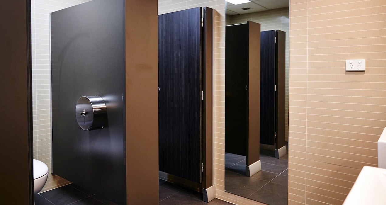 tuvalet suresini goren patronu aninda isine son verdi qv9hmOqw.jpg