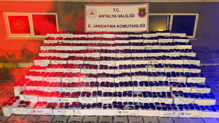 antalyada-10-bin-kacak-gozluk-ele-gecirildi-3ulxRVmI